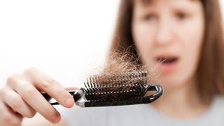 Was steckt hinter dem saisonalen Haarausfall?